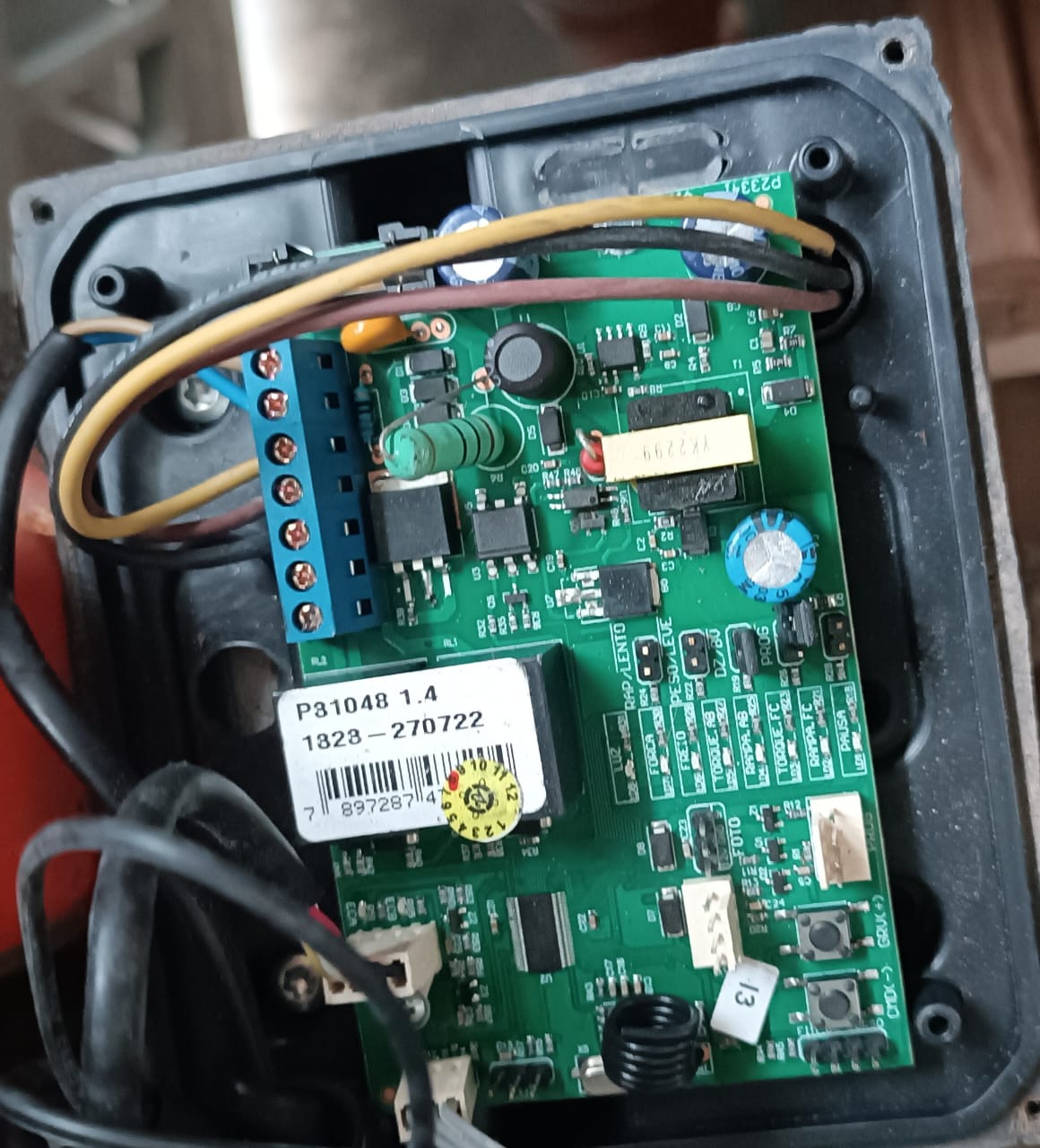 Troca de capacitor do motor de portão em Santo André: capacitor do motor de portão sendo substituído