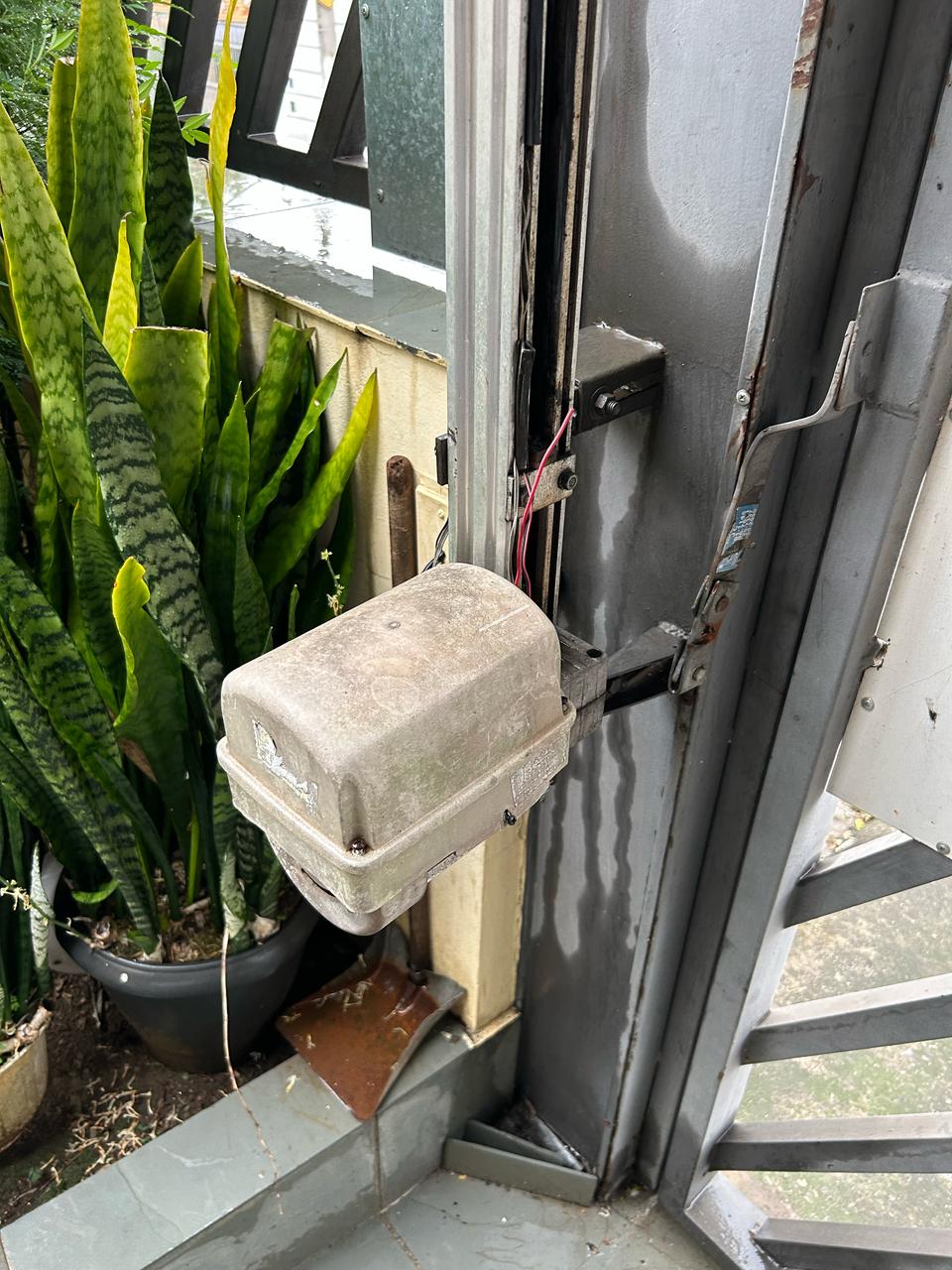 capacitor do motor de portão sendo substituído em Itapevi
