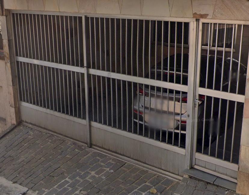 Motor de portão queimado em Santo André: capacitor do motor de portão sendo substituído