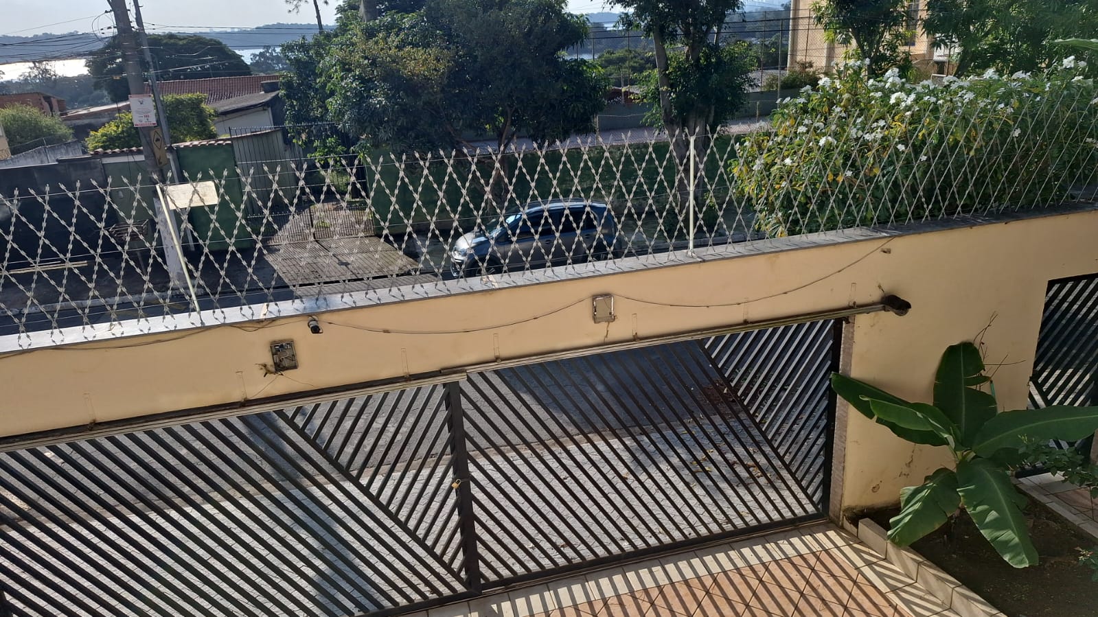 Programação de controle remoto de portão em Mairiporã: controle remoto de portão sendo testado e programado
