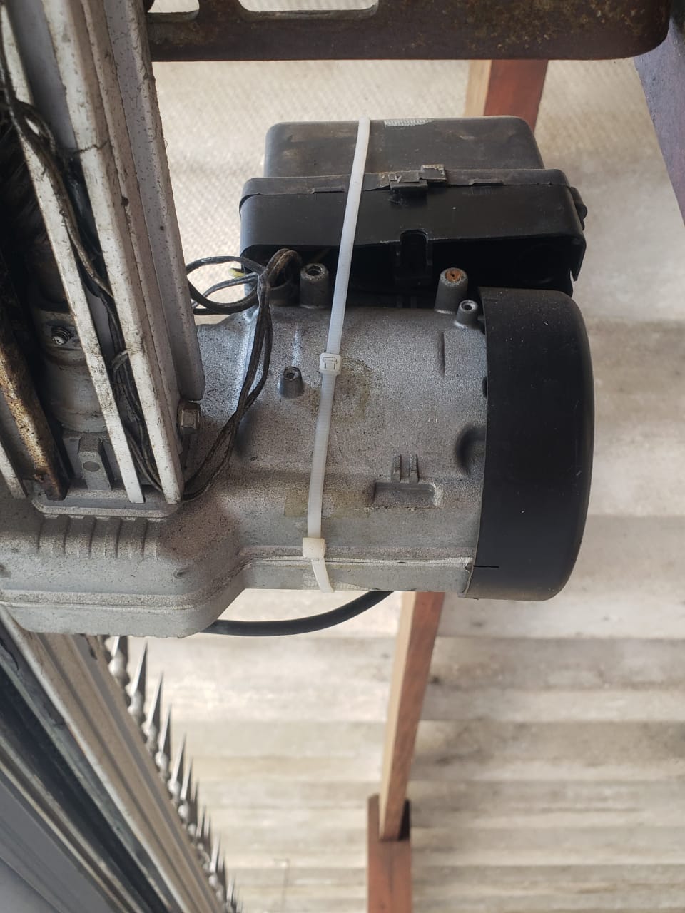 Programação de controle remoto de portão em Santo André: controle remoto de portão sendo testado e programado