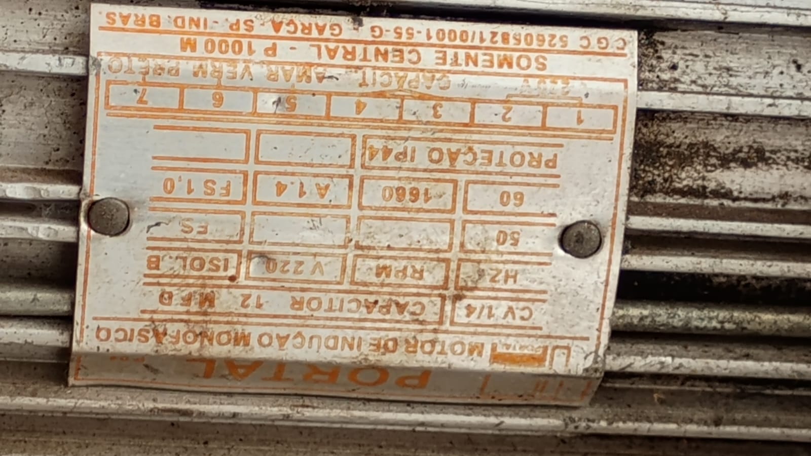 Programação de controle remoto de portão em Ferraz de Vasconcelos: controle remoto de portão sendo testado e programado