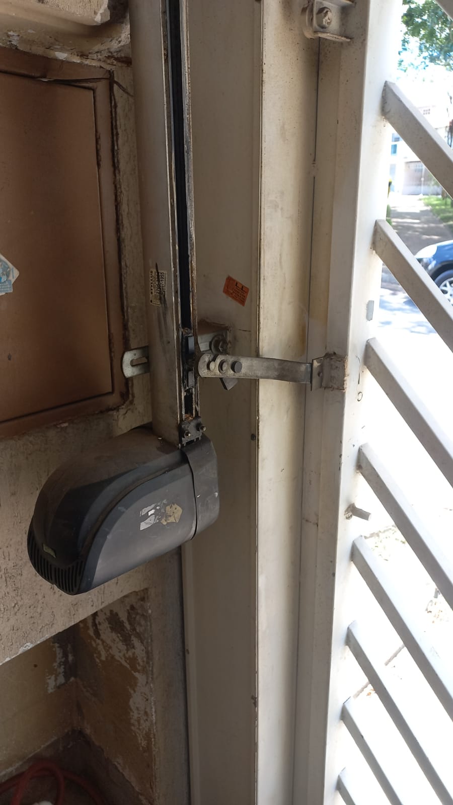 controle remoto de portão sendo testado e programado em Poá