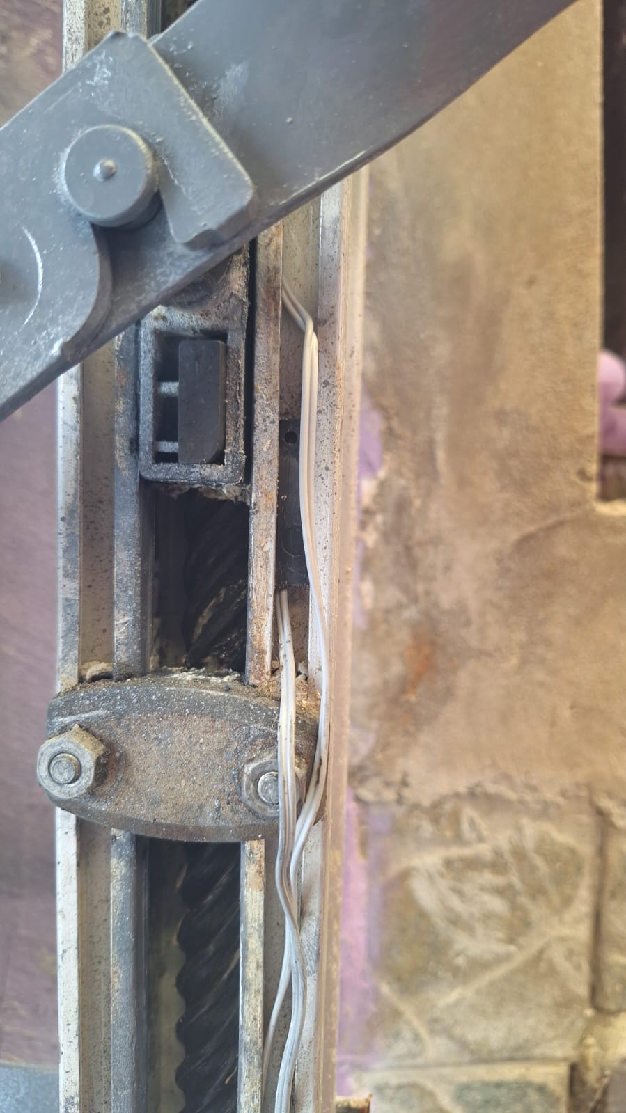 Programação de controle remoto de portão em Jandira: controle remoto de portão sendo testado e programado