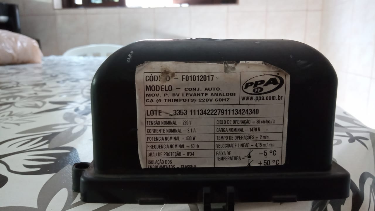cremalheira do portão deslizante sendo alinhada pelo técnico em Mauá