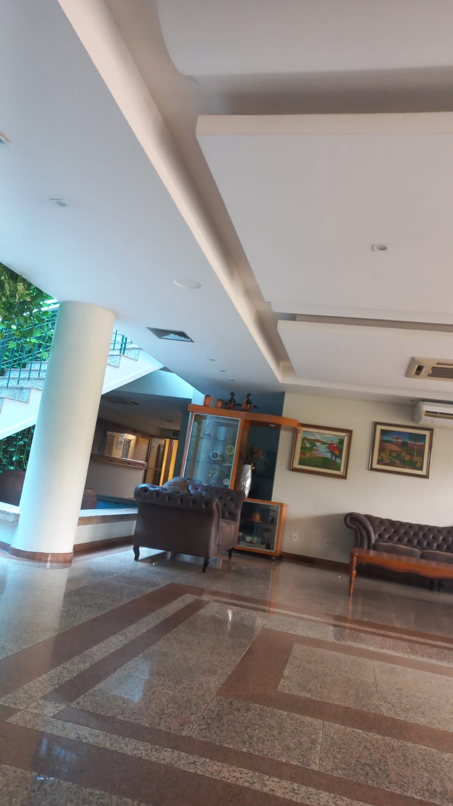 cremalheira do portão deslizante sendo alinhada pelo técnico em Cajamar