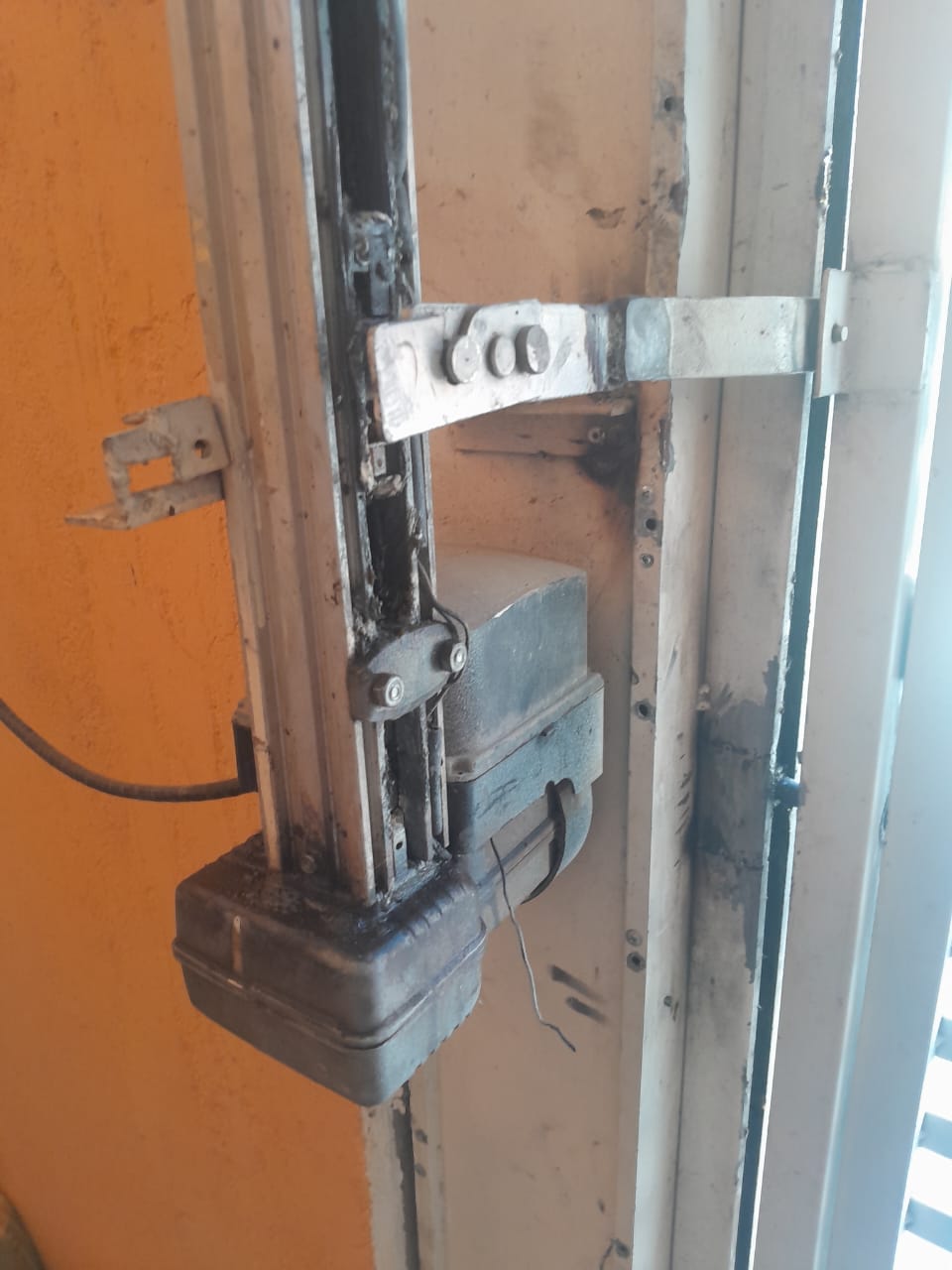 manutenção do motor de portão com limpeza, ajuste e lubrificação em Embu das Artes