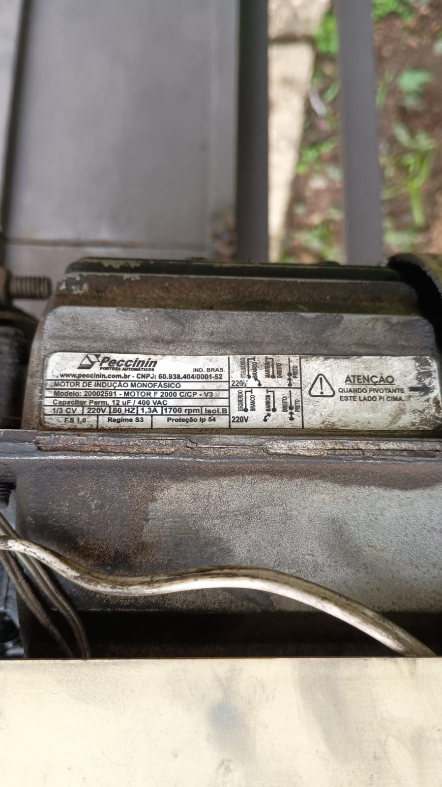 Motor de portão travando em Arujá: motor de portão automático em funcionamento