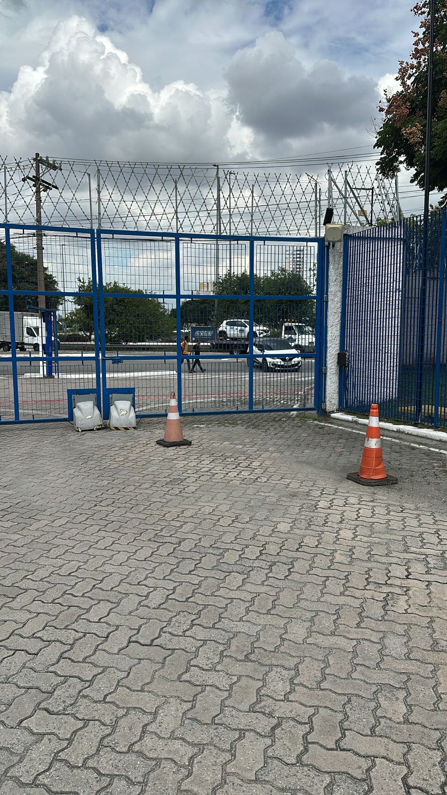 Motor de portão travando em Guarulhos: motor de portão automático em funcionamento