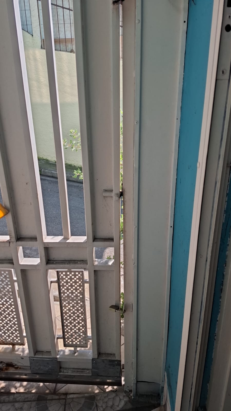 Troca de cabo de aço de portão basculante em Cotia: motor de portão basculante instalado na garagem