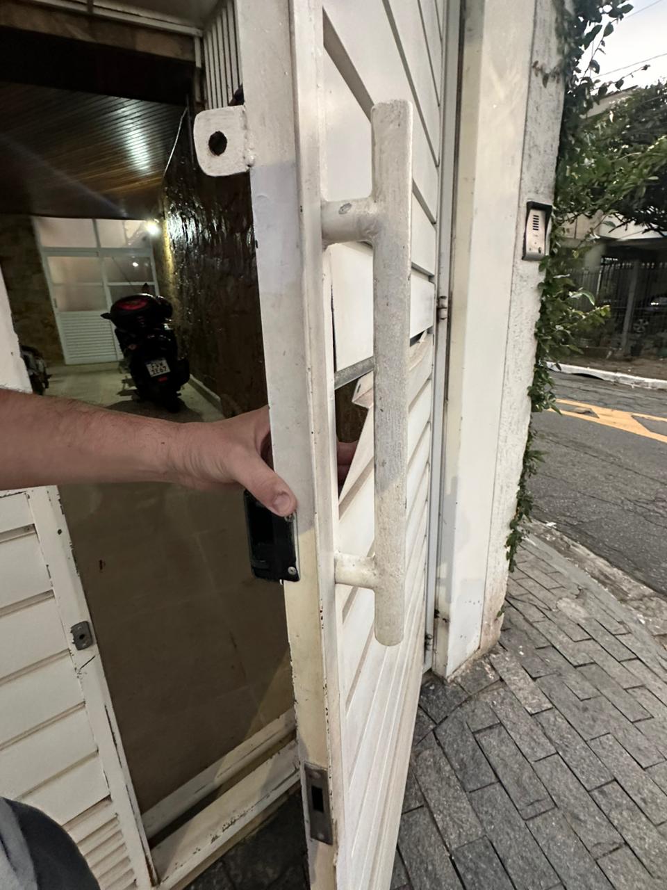 motor de portão basculante instalado na garagem em atendimento na Grande São Paulo