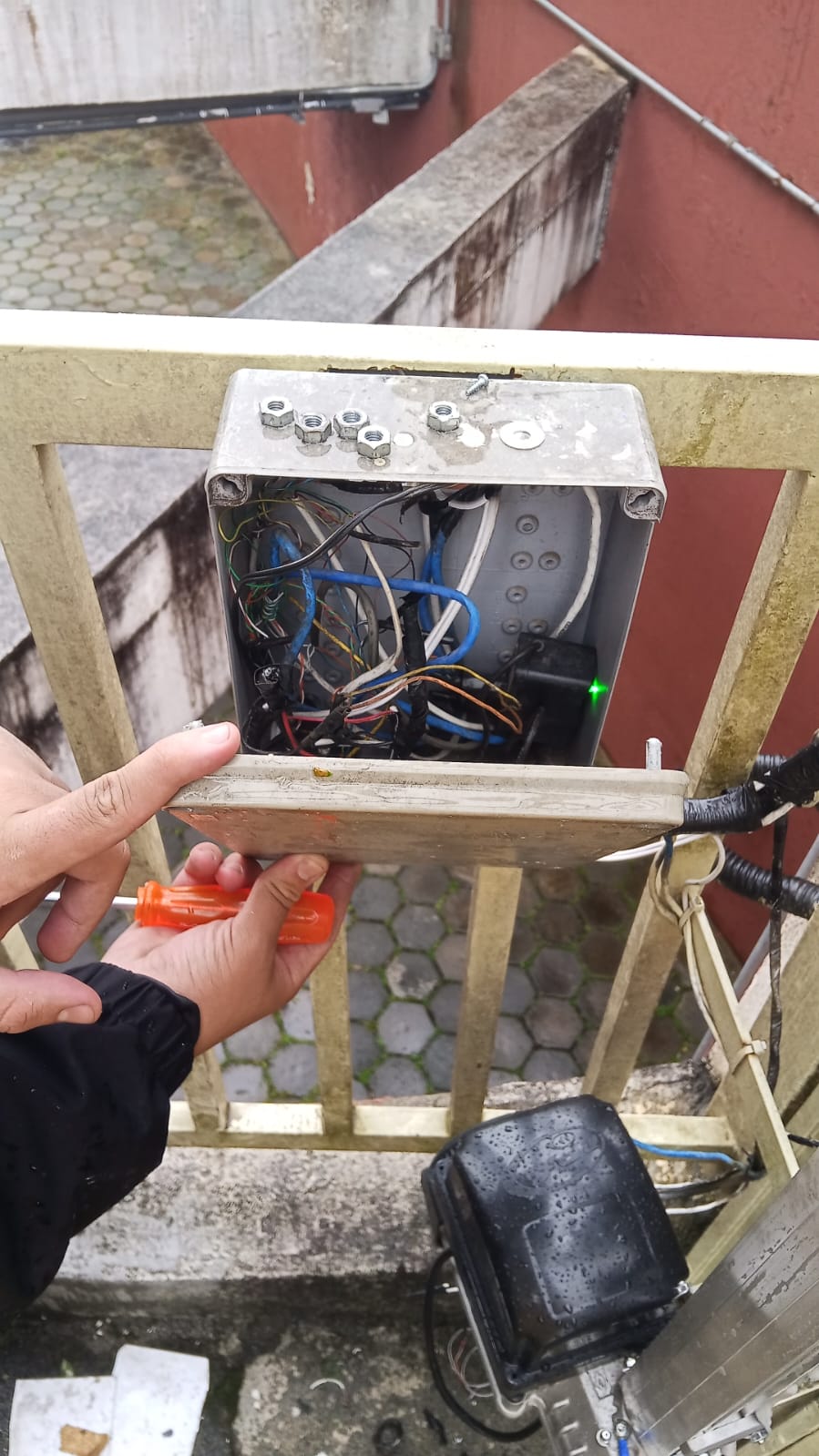 Troca de cabo de aço de portão basculante em Santo André: motor de portão basculante instalado na garagem