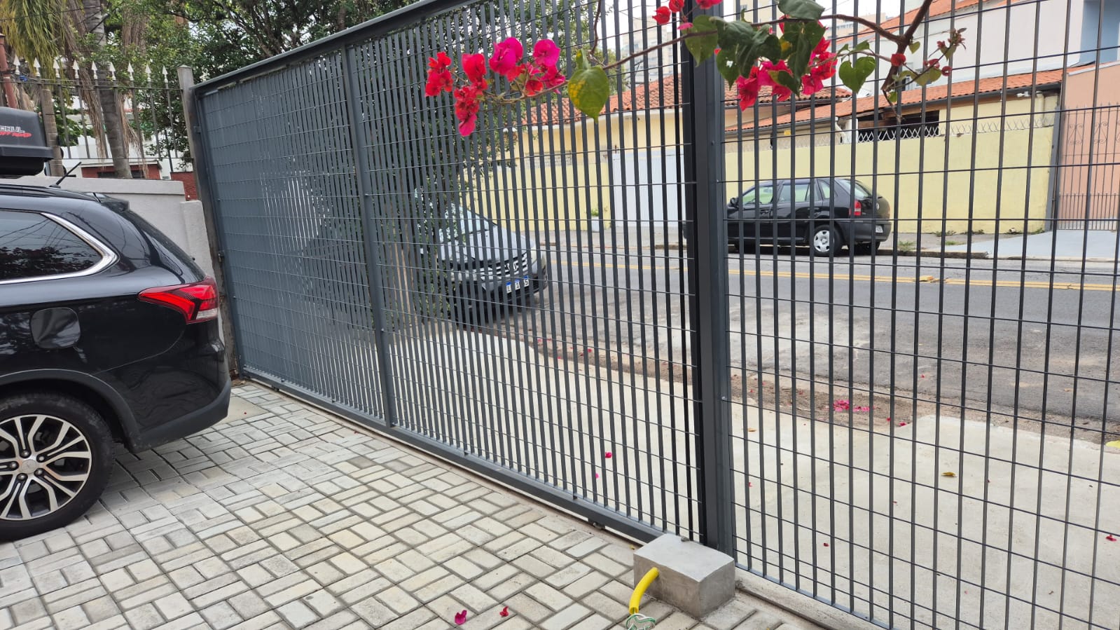 Manutenção de motor de portão basculante em Guarulhos: motor de portão basculante instalado na garagem