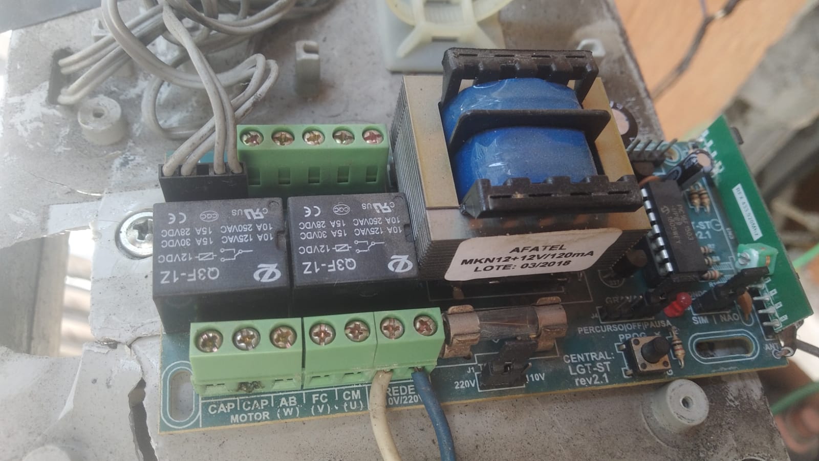 Conserto de portão automático que parou de funcionar em Arujá: portão automático com defeito antes do reparo