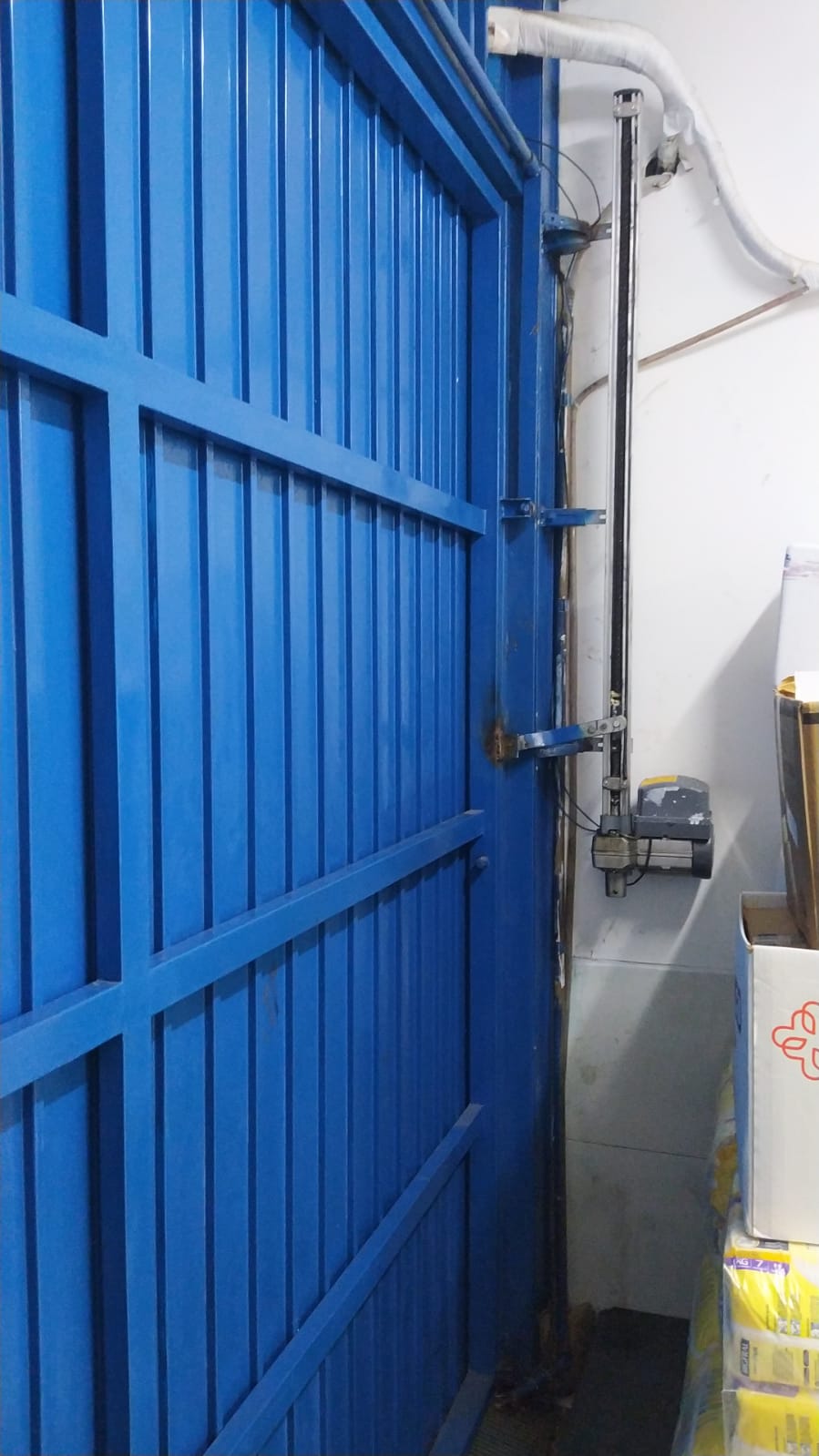 Motor de portão não abre em Arujá: portão automático com defeito antes do reparo