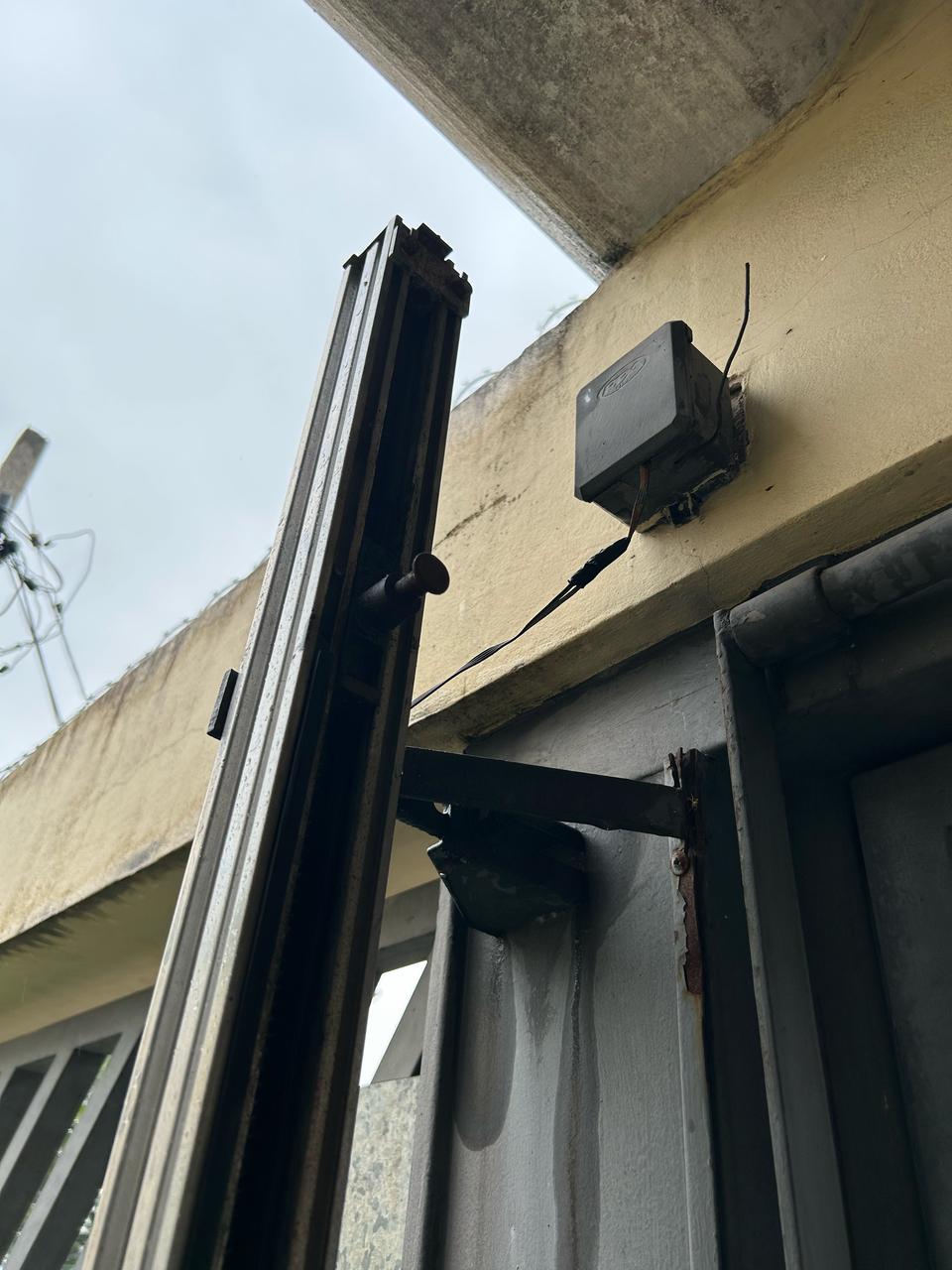 portão automático com defeito antes do reparo em Arujá