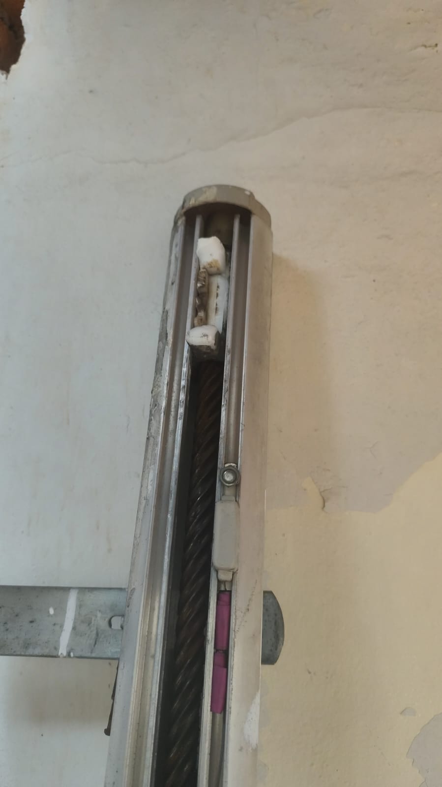 Motor de portão lento em Cotia: portão automático com defeito antes do reparo