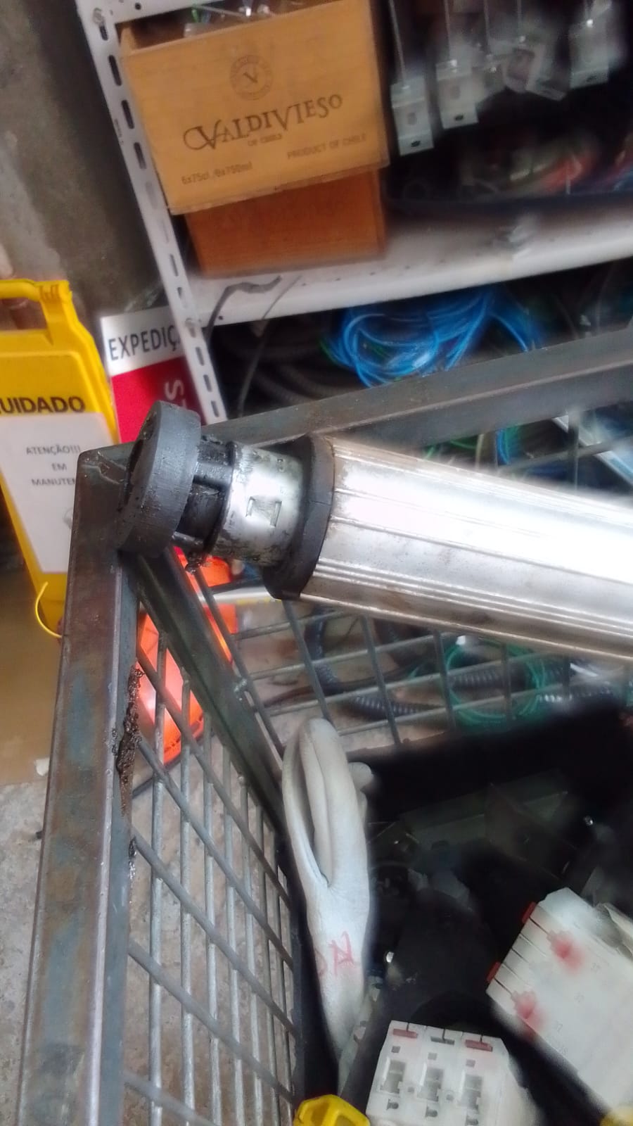 portão automático com defeito antes do reparo em São Caetano do Sul